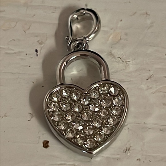 1.25” silver tone heart shaped pendant & 28 prong set crystal setting - Picture 2 of 8